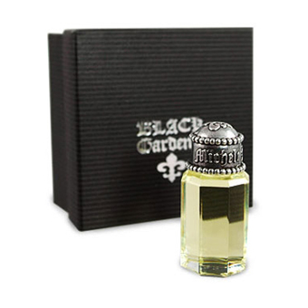 Black Gardenia Michele Bergman  -  цветочный аромат, создан для женщин. Основная нота композиции: гардения. Во взаимодействии с кожей парфюм начинает играть легкостью и свежестью, очень интенсивный аромат.
