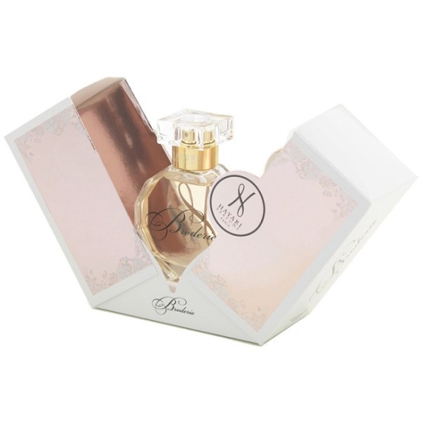 Broderie Hayari Parfums цветочно-фруктовый аромат, создан для женщин. Основные ноты композиции: персик, мандарин, лилия, гардения, пачули, сандал.
