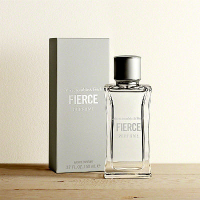 Fierce for Her Abercrombie & Fitch цветочный аромат для женщин 2016 года.  Верхняя нота: лист и ягода ежевики; нота сердца: нежный пион; базовая нота: влажная древесина.
