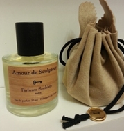 Sculpteur de Amour Parfums Sophiste - восточный аромат, создан для женщин. Основные ноты композиции: бергамот, перец, лиана, сосна, корица, амбра, лист пачули.
